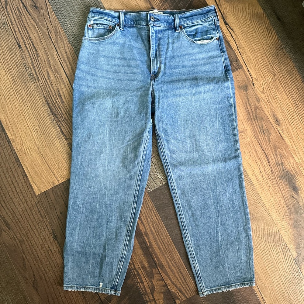 Abercrombie High Rise Mom Jean - size 31 short